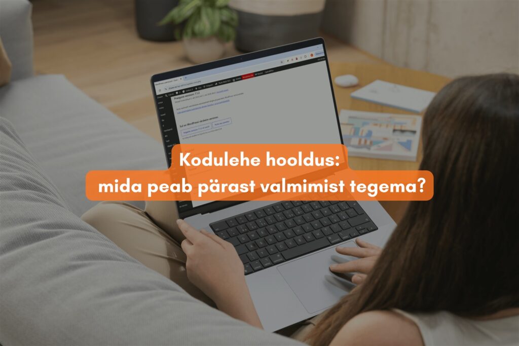 Kodulehe hooldus: WordPressi uuenduste vaade sülearvuti ekraanil.